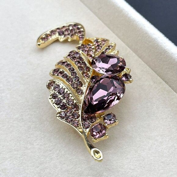 Yellow Gold with Pinkish Purple Amethyst Crystal Single Feather Pin Back Brooch - Picture 4 of 9